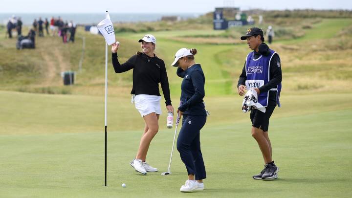 WATCH: Mimi Rhodes' tee shot ricochets off another ball for insane hole