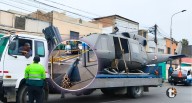 Helicóptero tumbó poste en el Callao y causó terror entre los vecinos [VIDEO] Pesada aeronave de fabricación norteamericana era trasladada en una plataforma a una base aérea en el Callao, pero chofer 