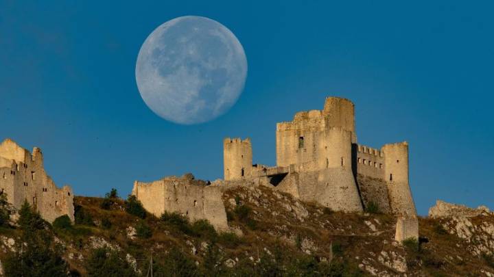How to see the full moon and planets this weekend