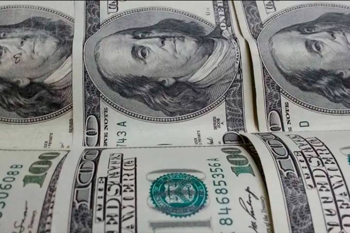 El dólar oficial cayó a $1.300 y marcó una baja del 5,4% en 10 días