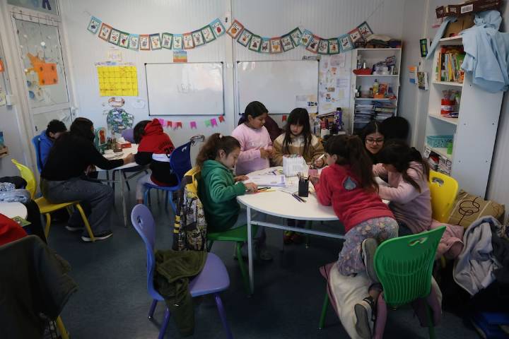 La “escuela” sin pupitres que impulsa a chicos sin oportunidades y superó a colegios privados en una prueba