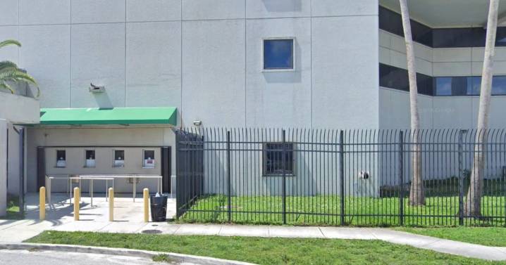 Siete oficiales de prisión acusados por brutal golpiza a recluso en Miami