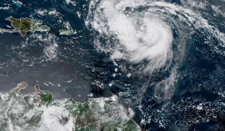 Erin se convierte en el primer huracán del Atlántico en 2025 y podría intensificarse rápidamente en las próximas horas