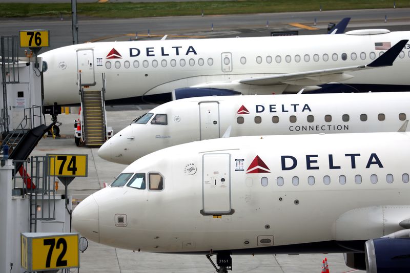 Delta, United sued for selling windowless 'window seats'