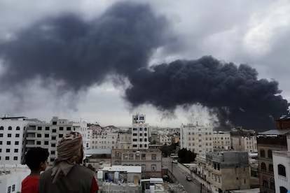 Ataques aéreos israelíes impactan la capital de Yemen, de acuerdo con hutíes