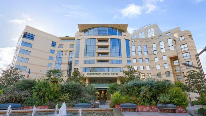 Polémica en Francia por los resorts turísticos que prohíben la entrada a niños: "No podemos organizar la sociedad así"