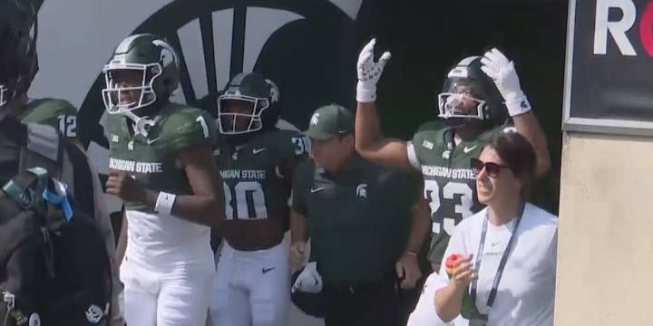 Michigan State football leads Western Michigan 21