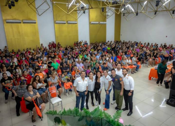 Entregan útiles escolares integrantes del equipo San Nicolás de MC
