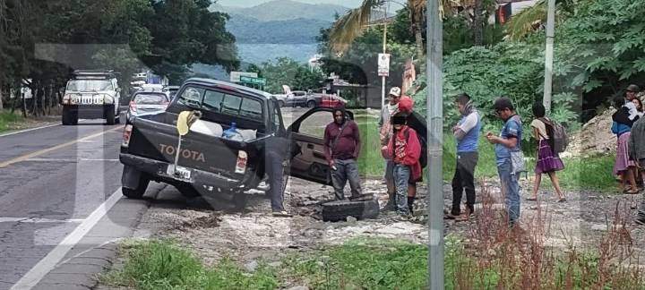 LLENA DE PERSONAS SE LE SALIÓ LA LLANTA A PICKUP