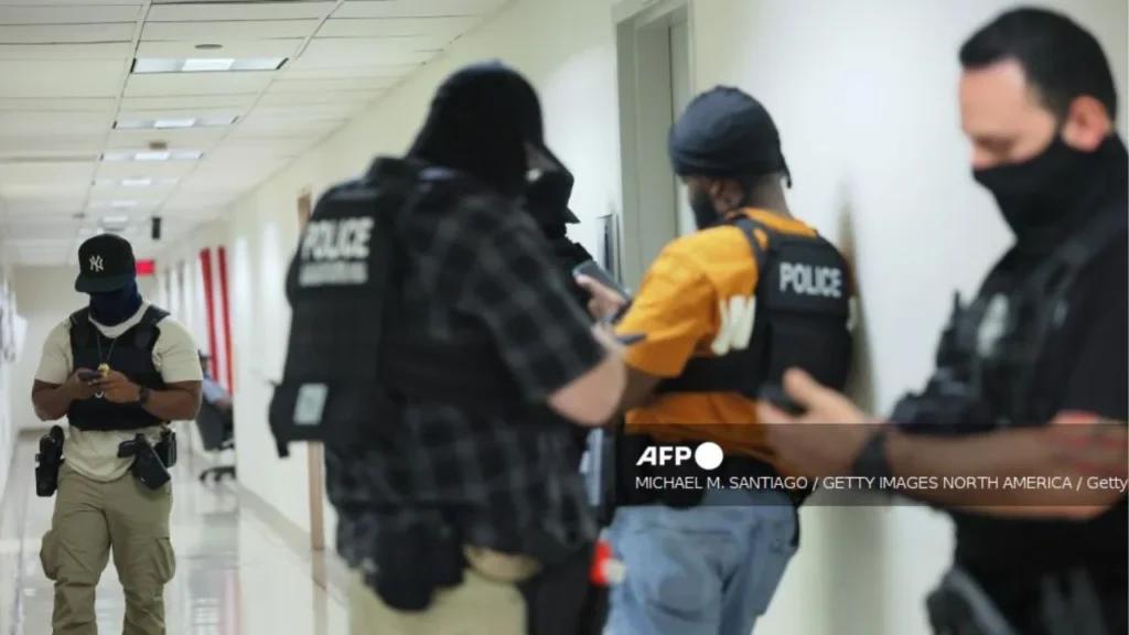 Juez en Nueva York ordena trato digno a detenidos del ICE