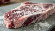 Soy carnicero y esto es lo que nunca debes hacer cuando descongeles la carne con agua y sal