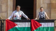 Concejales de IU cuelgan la bandera palestina en el balcón del Ayuntamiento de Oviedo para denunciar el genocidio en Gaza