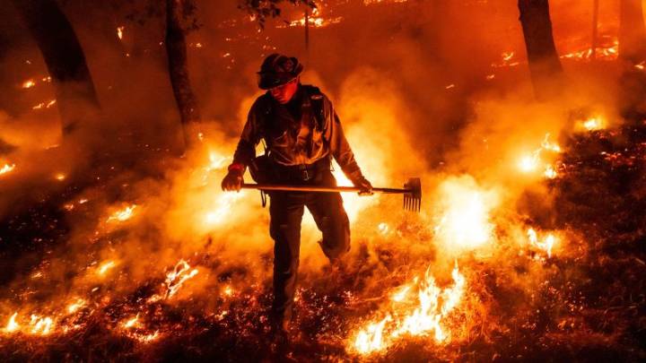 Wildfires expand in Oregon and California, threatening homes and prompting evacuations