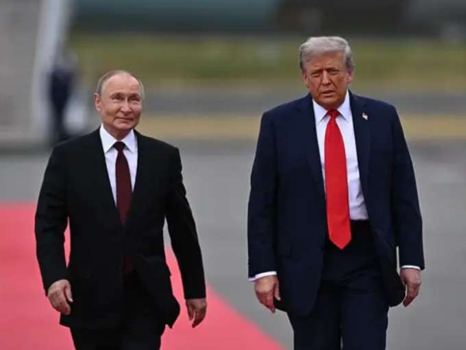 Donald Trump recibe a Vladimir Putin con un enérgico apretón de manos a su llegada a Alaska