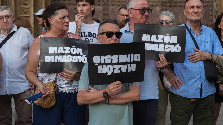 La décima protesta contra la gestión de la dana se concentra en la Plaza de la Virgen en Valencia
