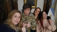 Sin acto oficial, Milei almorzó con los granaderos de Casa Rosada