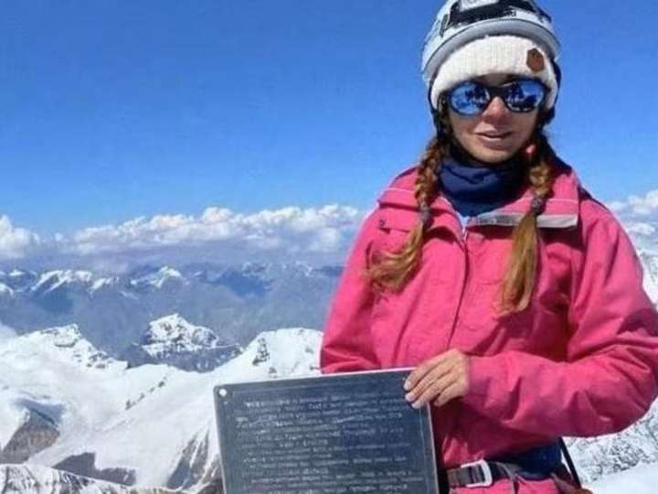 Drama de una alpinista rusa en la montaña: lleva 11 días varada, un andinista murió al intentar rescatarla y suspenden la búsqueda