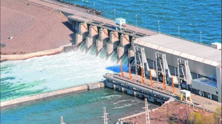 Gobierno nacional avanza con la venta de represas y acuerda nuevos beneficios para Neuquén y Río Negro