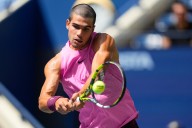 Alcaraz derrota a Darderi en tres mangas y está en los octavos del US Open