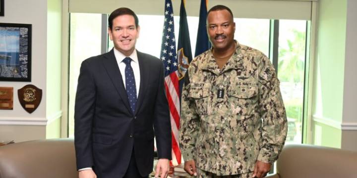 Marco Rubio se encuentra con el líder del Comando Sur antes de su gira por América Latina y el aumento de tensiones por la presencia militar en el Caribe.