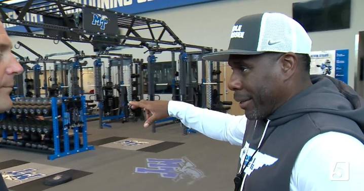 Mason gives tour of new MTSU performance center