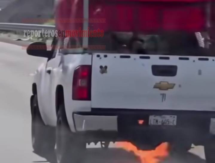 CAMIONETA SE INCENDIO CUANDO CIRCULABA POR LA CARRETERA MÉXICO