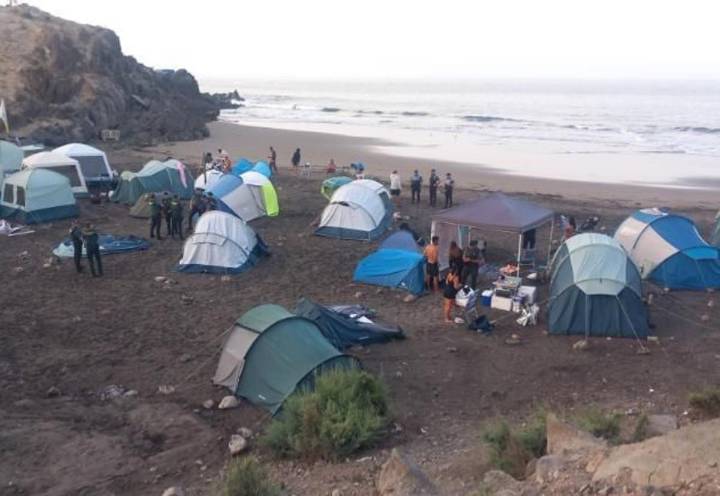 San Bartolomé de Tirajana desmantela una acampada ilegal en la playa de Pasito Bea