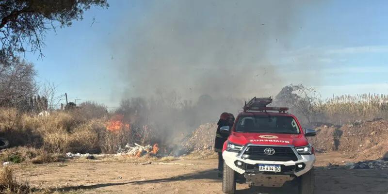 Bomberos contuvieron incendios desatados en dos macrobasurales de la ciudad
