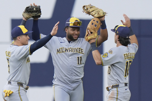 Chourio y Yelich conectan jonrones consecutivos en la novena y Cerveceros vencen a Azulejos