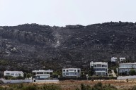 Chalets de 6.000 euros la semana y habitaciones a 700 euros la noche cercados por las llamas en Tarifa: "¡Alejaos del fuego! Esto es una ratonera"