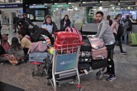 “Somos ocho, hay chicos”. El drama de una familia que estará varada en Buenos Aires 48 horas por el paro de controladores