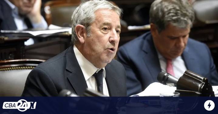 El huso horario oficial obligaría a retrasar los relojes una hora en el país