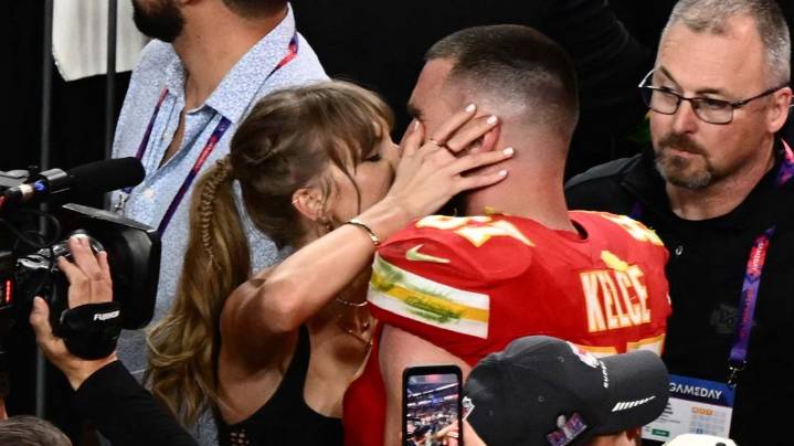 Taylor Swift y Travis Kelce anunciaron su compromiso: la historia de amor que comenzó con una pulsera