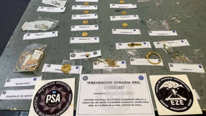 Detuvieron a una azafata en Ezeiza por intentar contrabandear relojes Rolex, iPhone y joyas