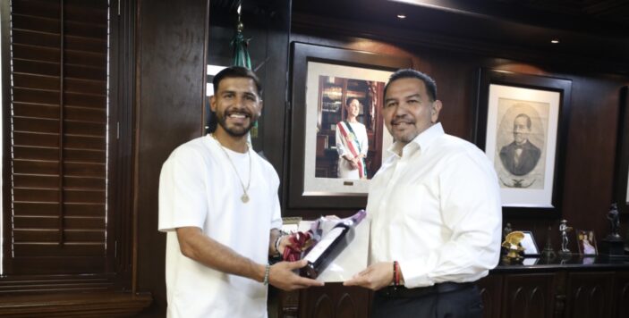 Recibe Pérez Cuéllar a Yair Rodríguez “El Pantera”