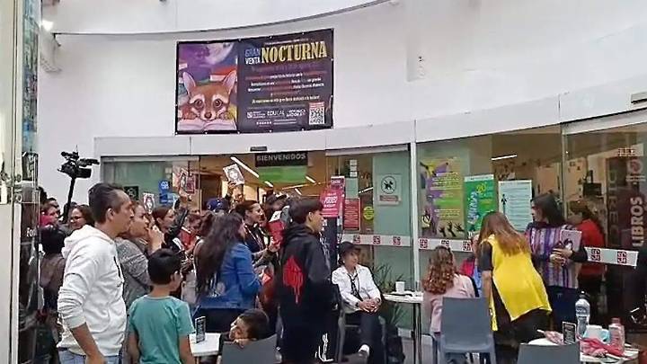 Fans de Cazzu abarrotan librería del Fondo de Cultura: así se vivió la firma de autógrafos