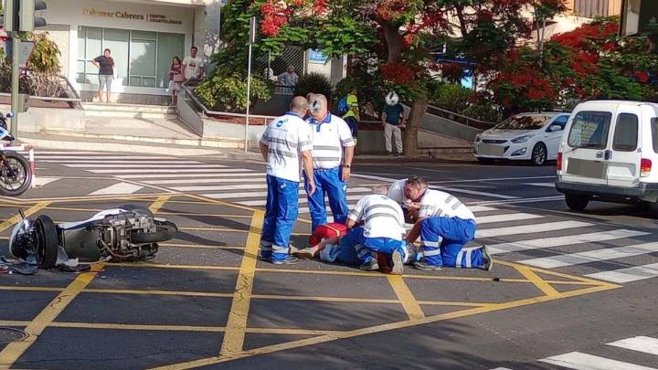 Una motorista resulta herida tras una colisión con un coche en Santa Cruz