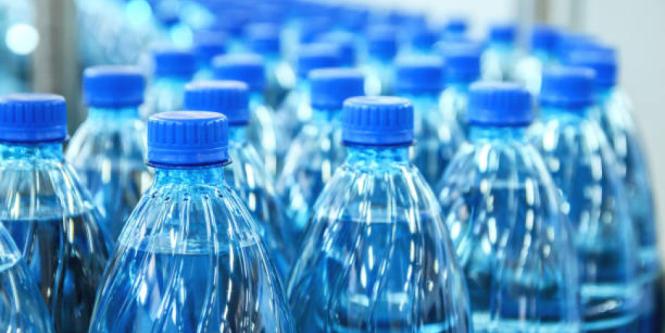 Escándalo en Francia: denuncian que el agua Perrier no es tan pura como afirma su imagen de lujo