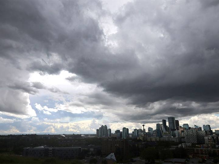 Thunderstorm warning out for Calgary; hail expected in the north