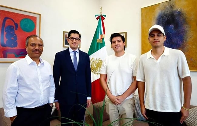 Reciben en SRE a hermanos mexicanos que estuvieron detenidos en ‘Alligator Alcatraz’
