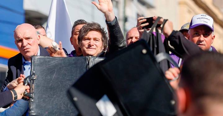 Milei, evacuado de un acto electoral por incidentes con manifestantes opositores