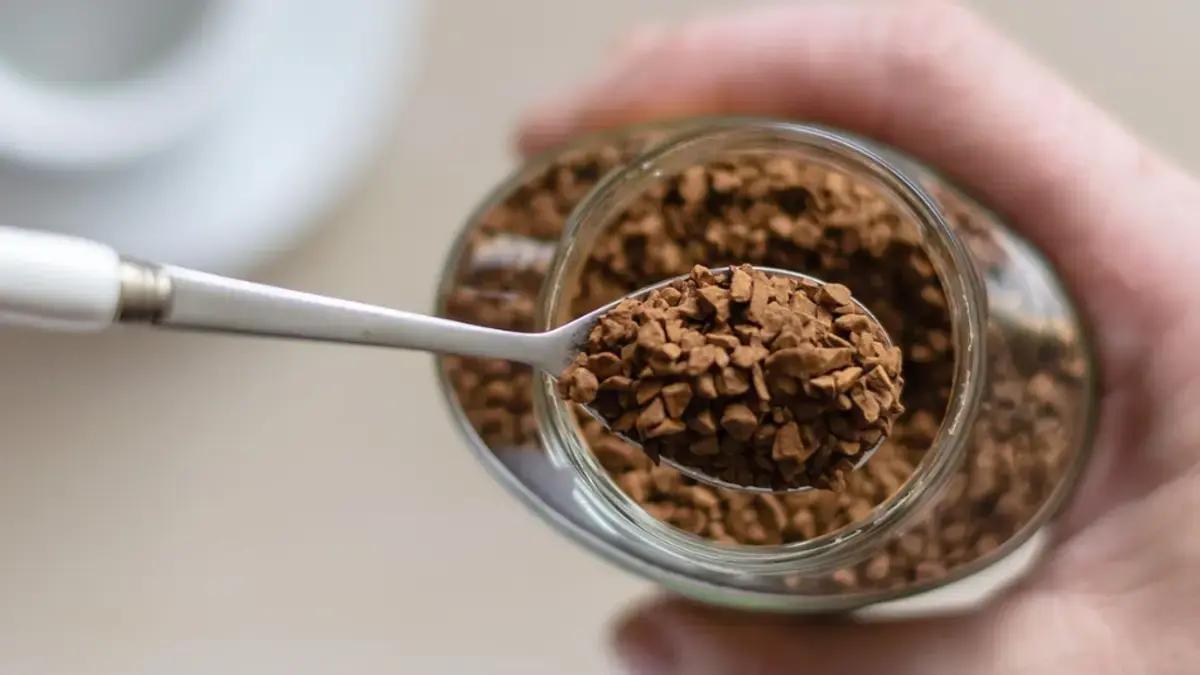 Ordenan retiro de café instantáneo del mercado de Estados Unidos por riesgo de fragmentos de vidrio en el producto