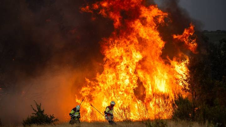 El viento amenaza con otra noche de incendios sin control en España