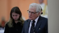 El padre de Miguel Uribe, senador colombiano asesinado en Bogotá, se presenta como precandidato presidencial
