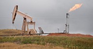 Precios del petróleo siguen en descenso, cada vez más cerca de los $60 el barril