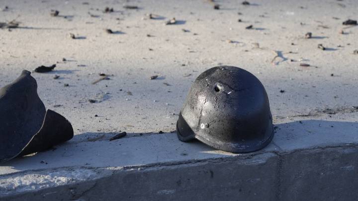 Dos amigos se turnan para dispararse con casco, hasta que la situación se vuelve mortal