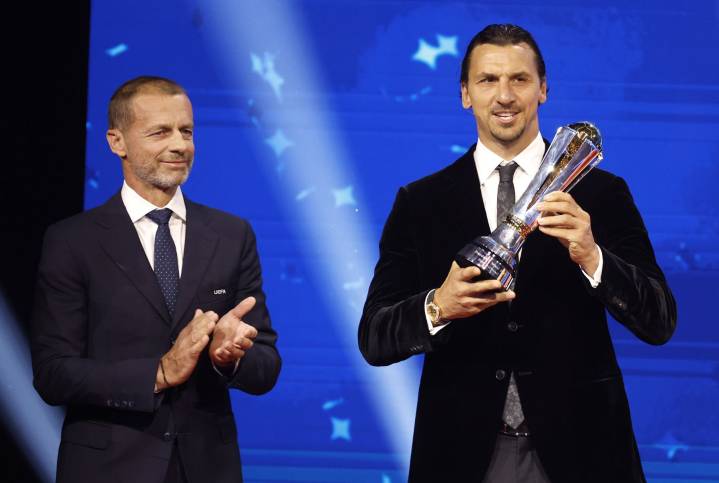 Zlatan Ibrahimovic recibe un histórico premio de la UEFA y sorprende con su confesión
