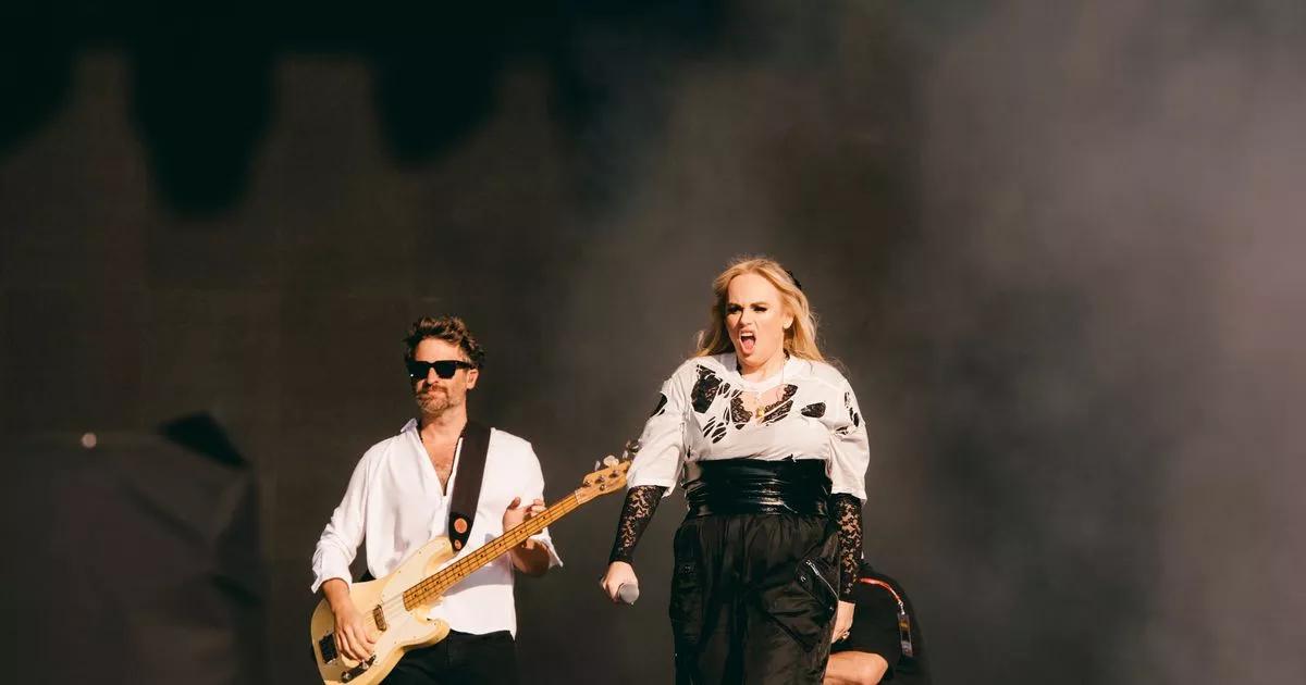 Festivalgoers stunned as Rebel Wilson joins The Kooks for bizarre 90s rap cover