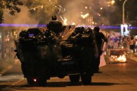 Policía persigue a manifestantes antigubernamentales en Serbia