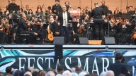 Pedro Guerra junto a la Orquesta Gaos en María Pita